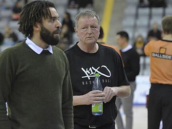 Müssen trotz sportlicher Qualifikation mit ihrer Mannschaft auf die Play-offs verzichten: BBC-Cheftrainer Ulf Schabacker (rechts) und sein Assistent Valentino Lott.  Foto: Hagen Lehmann