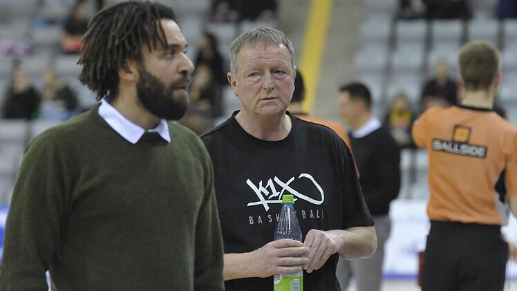 Müssen trotz sportlicher Qualifikation mit ihrer Mannschaft auf die Play-offs verzichten: BBC-Cheftrainer Ulf Schabacker (rechts) und sein Assistent Valentino Lott.  Foto: Hagen Lehmann