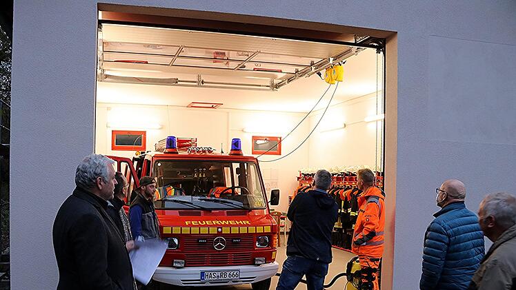 Lob gab es von Bürgermeister Jürgen Hennemann (links) für die Arbeit der Feuerwehrleute  und des Bauhofs  beim Umbau des Feuerwehrgerätehauses in Reutersbrunn. Links vor dem Feuerwehrauto steht Zweiter Kommandant Michael Walz, der quasi als Bauleiter fungierte. Helmut Will