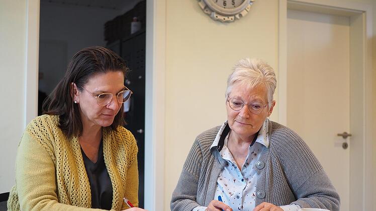 Neustadts Behindertenbeauftragte Tanja Zapf (links) und Renate Gretzbach, Vorsitzende des Seniorenbeirats, tauschen sich regelmäßig aus.
