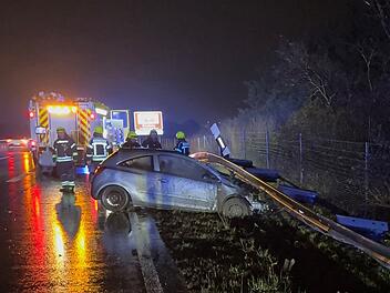 Auto schleudert in Leitplanken - Fahrer (18) verletzt