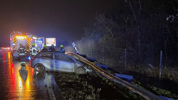 Auto schleudert in Leitplanken - Fahrer (18) verletzt