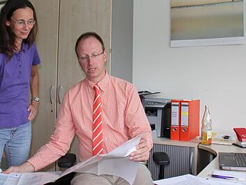 Konrektorin Petra Mesarosch und Rektor Detlef Elsner arbeiten sich gemeinsam in ihre neuen Aufgaben in der Schulleitung an der Münnerstädter Freiherr-von-Lutz-Grundschule ein. Foto: Heike Beudert