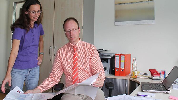 Konrektorin Petra Mesarosch und Rektor Detlef Elsner arbeiten sich gemeinsam in ihre neuen Aufgaben in der Schulleitung an der Münnerstädter Freiherr-von-Lutz-Grundschule ein. Foto: Heike Beudert