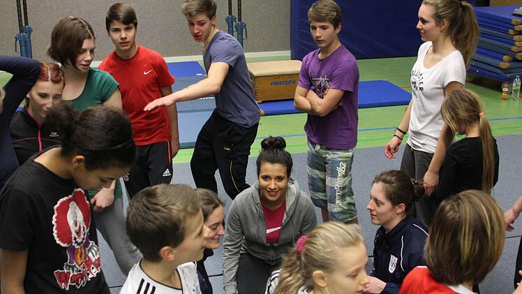 Wichtig: Lagebesprechung bei den Proben mit den Trainerinnen. Foto: Gerd Ludwig