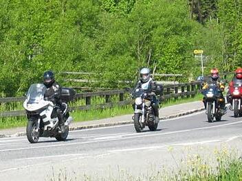 Darum geht es den Mitgliedern des MC Schwarze Katze Coburg: Gemeinsame Touren mit dem Motorrad. Fotos: Schwarze Katze