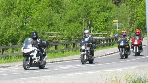 Darum geht es den Mitgliedern des MC Schwarze Katze Coburg: Gemeinsame Touren mit dem Motorrad. Fotos: Schwarze Katze