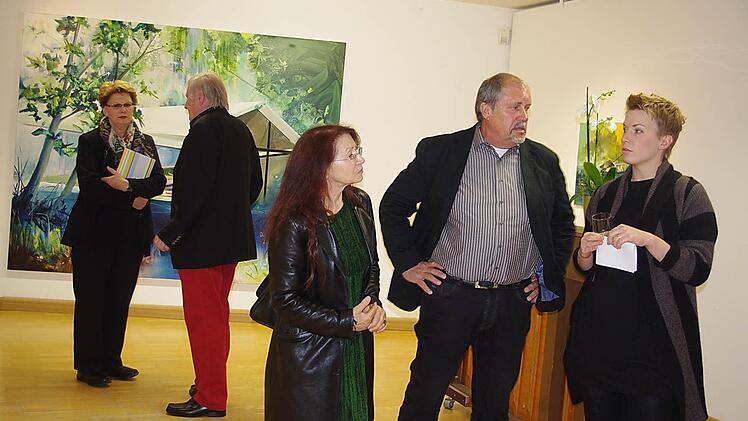 Donata Benker (rechts) im Gespräch mit Ausstellungs-Besuchern