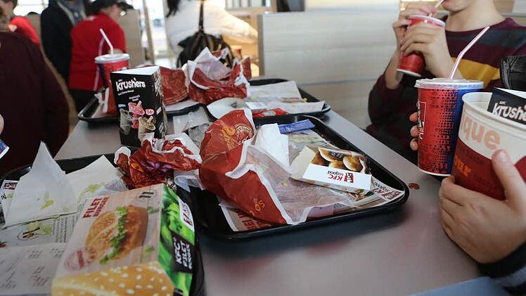 Ohne Müll geht es bei KFC offensichtlich nicht. Fotos: Barbara Herbst