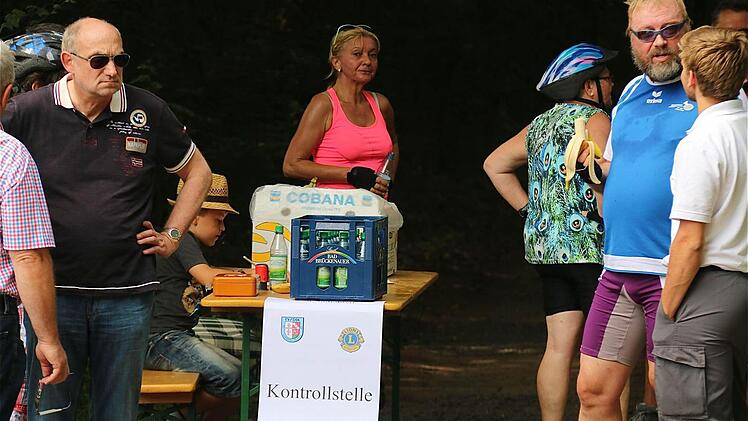 Kontrollpunkt bei der Stolz-Jagdhütte, links Organisator Prof. Manfred Gerlach.