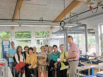 Beim Besuch der Lebenshilfe-Werkstatt: Die Mitglieder des Bad Kissinger Frauenrings, rechts stellvertretender Werkstattleiter Gerd Bieber, daneben die neue Frauenring-Vorsitzende Birgit Fischer. Foto. Karin Reinshagen