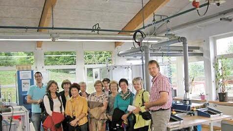 Beim Besuch der Lebenshilfe-Werkstatt: Die Mitglieder des Bad Kissinger Frauenrings, rechts stellvertretender Werkstattleiter Gerd Bieber, daneben die neue Frauenring-Vorsitzende Birgit Fischer. Foto. Karin Reinshagen