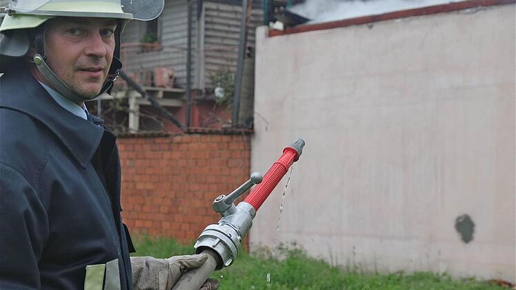 Ein Großangebot an Feuerwehren hat das Übergreifen der Flammen aufs Wohnhaus verhindert. Foto: Gerd Schaar