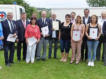 Die ausgezeichneten Frauen und Männer zusammen mit der Ortsgruppenleitung und den Ehrengästen. Von links: Landtagsabgeordnete Inge Aures, Hans-Peter Frankenberger, BRK-Kreisvorsitzender Landrat Klaus Peter Söllner, Wilma Zeitler, Stefan Bergmann, Holger Hattinger, Heinz-Dieter Popp, Karin Krepinsky, Bürgermeister Roland Wolfrum, Caroline Schieber, Landtagsabgeordneter Martin Schöffel, Romina Schleicher, stellvertretender Vorsitzender der Kreiswasserwacht Roland Weich und Stadtsteinachs Ortsgr...