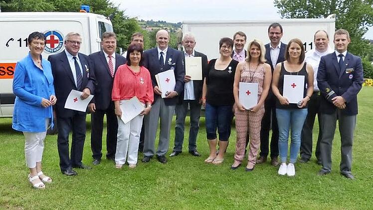 Die ausgezeichneten Frauen und Männer zusammen mit der Ortsgruppenleitung und den Ehrengästen. Von links: Landtagsabgeordnete Inge Aures, Hans-Peter Frankenberger, BRK-Kreisvorsitzender Landrat Klaus Peter Söllner, Wilma Zeitler, Stefan Bergmann, Holger Hattinger, Heinz-Dieter Popp, Karin Krepinsky, Bürgermeister Roland Wolfrum, Caroline Schieber, Landtagsabgeordneter Martin Schöffel, Romina Schleicher, stellvertretender Vorsitzender der Kreiswasserwacht Roland Weich und Stadtsteinachs Ortsgr...