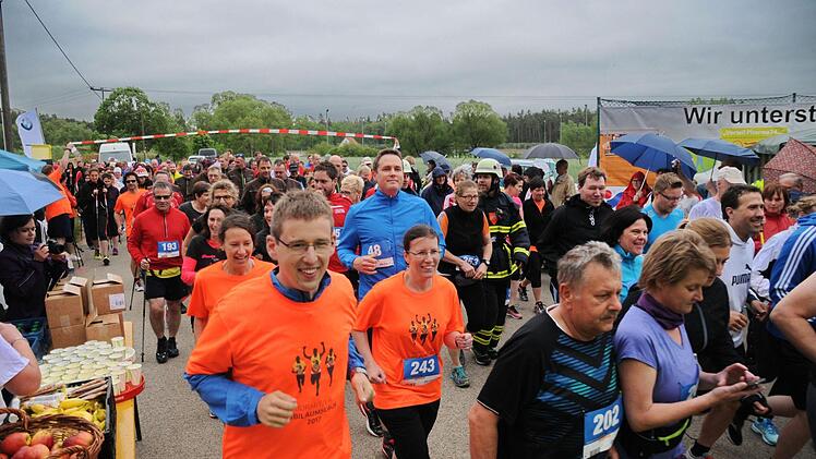Der plötzlich einsetzende Regen hielt die Teilnehmer vom Hauptlauf nicht ab.  Foto: Karl Heinz Wirth