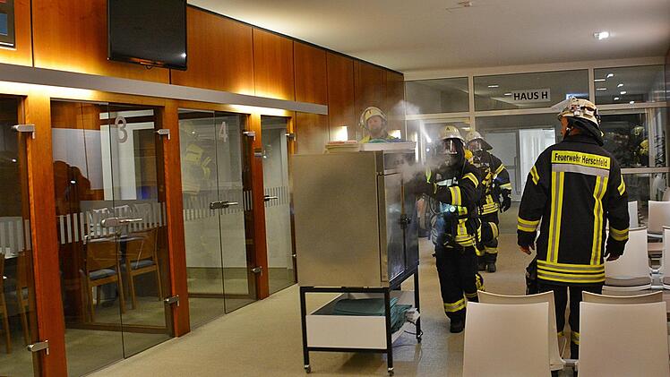 Die Ursache des Großeinsatzes von Feuerwehr und Rettungsdienst: Ein Wärmeschrank. Von den Feuerwehrleuten wurde er aus der Klinik ins Freie gebracht und entsorgt. Hanns Friedrich