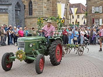 Beim Festumzug 2017 präsentierten sich auch die Traktoren festlich geschmückt.  Archivbild: Johannes Michel