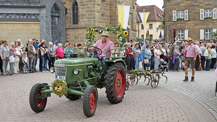 Beim Festumzug 2017 präsentierten sich auch die Traktoren festlich geschmückt.  Archivbild: Johannes Michel