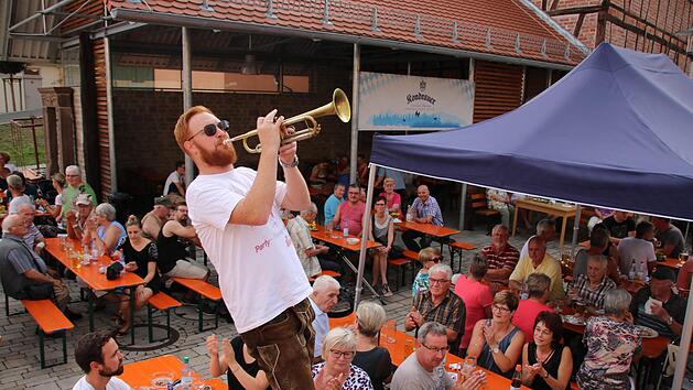 Die Mitglieder der Band "Frankenbengel" spielten beim Dorffest auf dem Sulzthaler Dorfplatz.  Foto: Ralf Ruppert