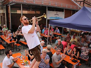 Die Mitglieder der Band "Frankenbengel" spielten beim Dorffest auf dem Sulzthaler Dorfplatz.  Foto: Ralf Ruppert