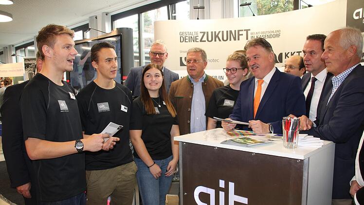 Die Lehrlinge Raik Espig (links) und  Kevin Müller (rechts daneben) von der ait-deutschland GmbH aus Kasendorf  informieren die Ehrengäste über den Beruf des Mechatronikers für  Kältetechnik.Stephan Stöckel