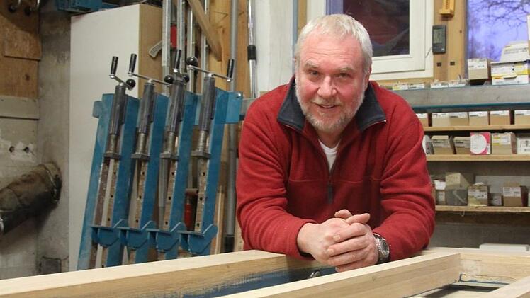 Witziges von der Werkbank: Der Humorist Hubert Forscht betont, dass es unter Handwerkern meistens lustig zu geht. Der Fränkische Tag hat Forchheims Kulturpreisträger zum Interview in seiner Schreinerei in Hagenbach getroffen. Foto: Ronald Heck
