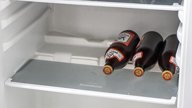 Oben Bier, unten Geld: Beim SC Lußberg wird zu fairen Preisen gefeiert. Das Bier kostet einen Euro.