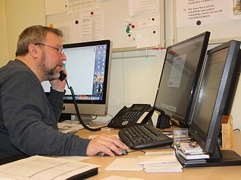 Schulleiter Philipp Arnold ist derzeit als System-Administrator, aber auch als Ansprechpartner für Eltern mit Internet-Problemen vielseitig gefragt. Denn der Corona-Virus hat den Unterricht auf PCs und Laptops bei den Schülern Zuhause verlagert.  Foto: Eckehard Kiesewetter