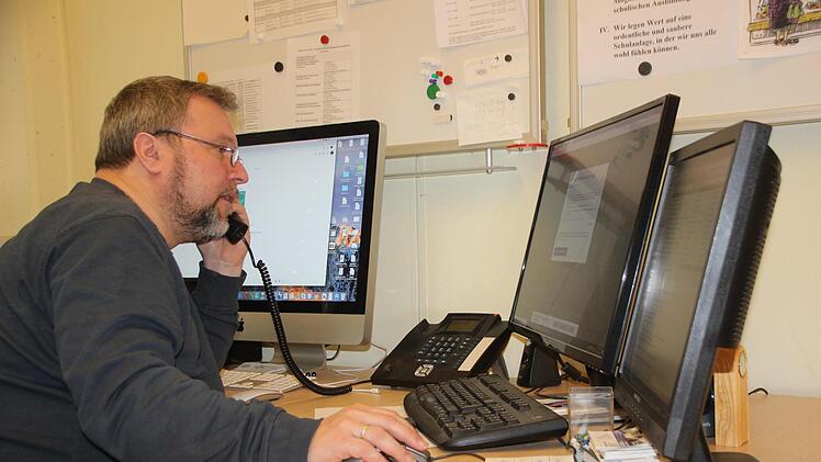 Schulleiter Philipp Arnold ist derzeit als System-Administrator, aber auch als Ansprechpartner für Eltern mit Internet-Problemen vielseitig gefragt. Denn der Corona-Virus hat den Unterricht auf PCs und Laptops bei den Schülern Zuhause verlagert.  Foto: Eckehard Kiesewetter