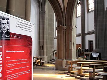 Die Ausstellung über Pater Reinisch in der Stadtpfarrkirche wurde verlängert.  Fotos: Werner Vogel