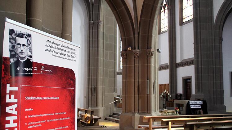 Die Ausstellung über Pater Reinisch in der Stadtpfarrkirche wurde verlängert.  Fotos: Werner Vogel
