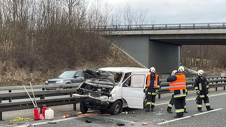 VW-Bus überschlägt sich mehrfach auf der A9: Ersthelfer kümmern sich um Verletzte und Hund