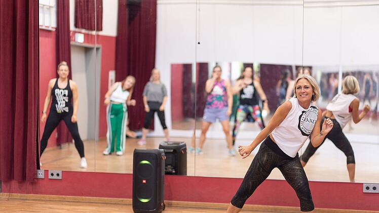 Rosalies Alltag ist herausfordernd. Ihre Tochter Rosalie kam mit einer Behinderung auf die Welt und ist auf ihre Hilfe angewiesen. Das Tanzen sorgt sowohl bei Rosalie als auch bei Tochter Linda für sorgenfreie Momente.