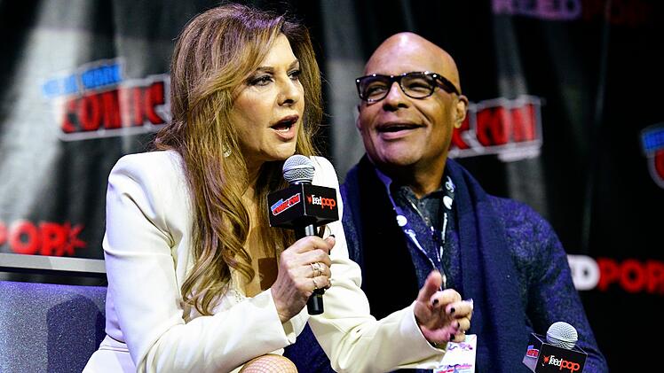 Marina Sirtis (mit Michael Dorn) hebt die Besonderheit hervor, dass Frauen in "Star Trek" schon fr&uuml;h wichtige Rollen eingenommen haben: "Damals waren wir Frauen schon dankbar, wenn wir mehr als nur Deko waren. In 'Star Trek' durften wir mehr sein, und ungew&ouml;hnlichere Rollen
spielen. Wir waren nicht nur 'schmuckes Beiwerk'."