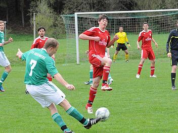 Gut verteidigt hatten Christoph Uschold (rechts) und seine Obererthaler gegen den SV Riedenberg um Manuel Schuhmann (links). Belohnt wurde das hohe Engagement der Rot-Weißen allerdings nicht. Foto: ssp