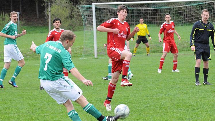 Gut verteidigt hatten Christoph Uschold (rechts) und seine Obererthaler gegen den SV Riedenberg um Manuel Schuhmann (links). Belohnt wurde das hohe Engagement der Rot-Weißen allerdings nicht. Foto: ssp