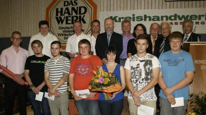 Die Prüfungsbesten aus den verschiedenen Handwerksberufen mit den Obermeistern ihrer Innungen, Rolf Lauer von der Handwerkskammer, Landrat Rudolf Handwerker und Kreishandwerksmeister Hans-Georg Häfner (hinten von rechts).