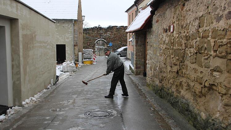 Er ist ein fleißiger Schneeräumer. Rainer Richlitzkie aus Zeil hat am Sonntagmorgen das komplette Adlergässchen vom Schnee befreit. Keine leichte Aufgabe in diesen Tagen, denn wegen einer Baustelle in der kleinen Straße liegt nicht nur Schnee auf dem Asphalt.   Foto: Klaus Schmitt