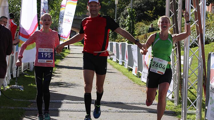 Holger Veth (TSV Rannungen) führte als Tempomacher Eva Maria Schmitt (links) und Tanja Dietrich (Hollstadt) im Halbmarathon unter 1:35 Stunden und zu Platz zwei und drei der Gesamtwertung.