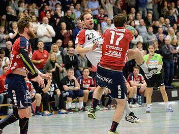 Abgeprallt: HSC-Rechtsaußen Jan Wicklein (links) zeigte sich gegen den TV Hüttenberg (rechts Mario Fernandes) in toller Form. Er erzielte zehn Tore, davon drei per Strafwurf, konnte die 26:29-Niederlage der Rot-Weißen aber auch nicht verhindern. Foto: Anand Anders