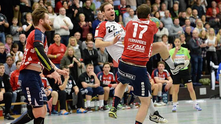 Abgeprallt: HSC-Rechtsaußen Jan Wicklein (links) zeigte sich gegen den TV Hüttenberg (rechts Mario Fernandes) in toller Form. Er erzielte zehn Tore, davon drei per Strafwurf, konnte die 26:29-Niederlage der Rot-Weißen aber auch nicht verhindern. Foto: Anand Anders