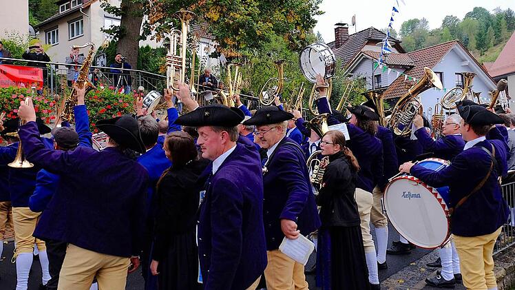 Zum gemeinsamen Gruß hoben alle Gast-Musikanten der Sternmarsch-Kapellen ihre Instrumente hoch.  Foto: Gerd Schaar