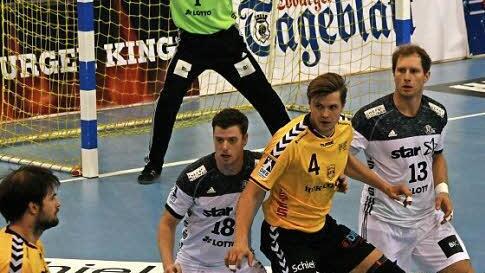 Adnan Harmandic (links) versuchte vergeblich Philipp Barsties (Nummer 4) bei diesem Angriff am Kreis freizuspielen. Fotos: Iris Bilek