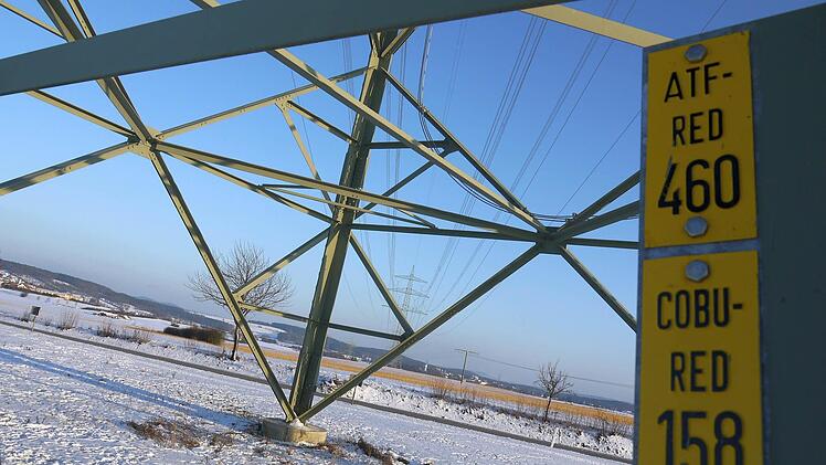 Da ist noch Platz für mehr: Die Überlegungen des Netzbetreibers Tennet, die Trasse zwischen Schalkau und Redwitz (hier: bei Neuensorg) wieder abzureißen und mit höheren Mast neu aufzubauen, stößt im Coburger Land auf massiven Widerstand. Diese Botschaft hat der Chef der Münchner Staatskanzlei, von einem Gespräch mit den Bürgermeistern des Landkreises mit nach Hause genommen. Foto: Berthold Köhler