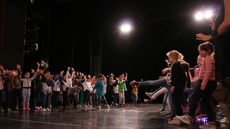 Die Sinnberg-Grundschule stellt einen Großteil der Darsteller für die "Parade". Passend zur WM treten sie dabei als Fußballmannschaften gegeneinander an. Fotos: Teresa Hirschberg