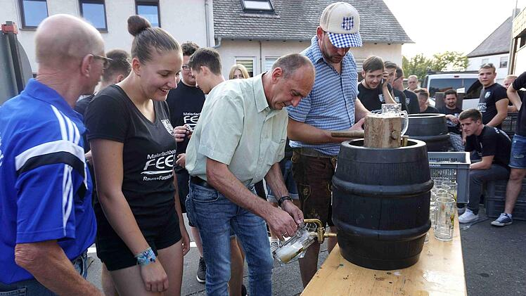 Das erste Freibierfass sticht Bürgermeister Heinrich Süß traditionell auf dem Markplatz an