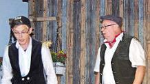 Lukas (Felix Bornschlegel) und Alois (Oswald Heller) bemerken nicht, dass sich der Knecht Jakob (Stefan Bornschlegel) unter der Bank versteckt hat. Foto: Hümmer