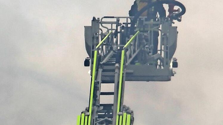 Mit fünf Drehleitern gingen die Feuerwehrleute gegen den Brand vor.