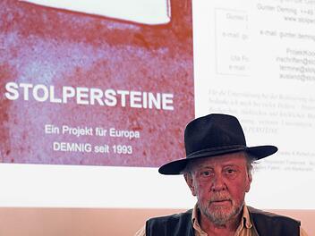 Seit 20 Jahren verlegt Gunter Demnig sogenannte Stolpersteine. Sein Leben und das Projekt stellte er am Samstagabend im Coburger Rathaus vor.
